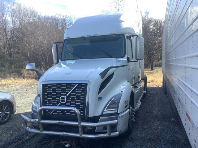 2019 Volvo 6x4 T/A Sleeper Truck Tractor (Inoperable) 2019 Volvo 6x4 T/A Sleeper Truck Tractor (Inoperable)