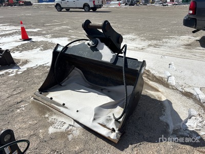 Trojan 62 in Q/C Hydraulic Tilting Excavator Bucket - Fits John Deere 135
