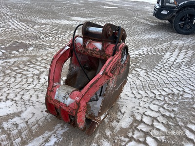 AMI Graptor 24 in Q/C Hydraulic Grapple Bucket - Fits John Deere 135