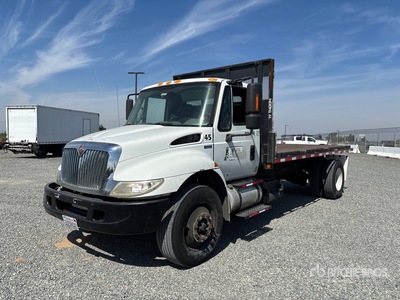 2013 International 4300 4x2 平台トラック
