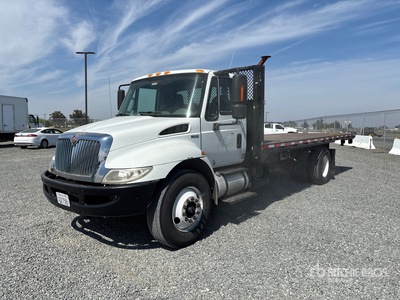 2013 International 4300 4x2 平台トラック