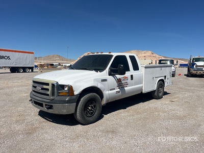 2005 Ford F-350 XL 4x2 Extended Cab Utility Truck