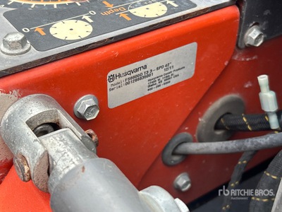 2011 Husqvarna FS6600 を見 Walk Behind - Concrete Saw