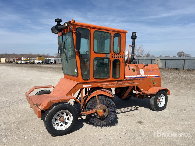 2014 Broce RCT 350 Self-Propelled Broom