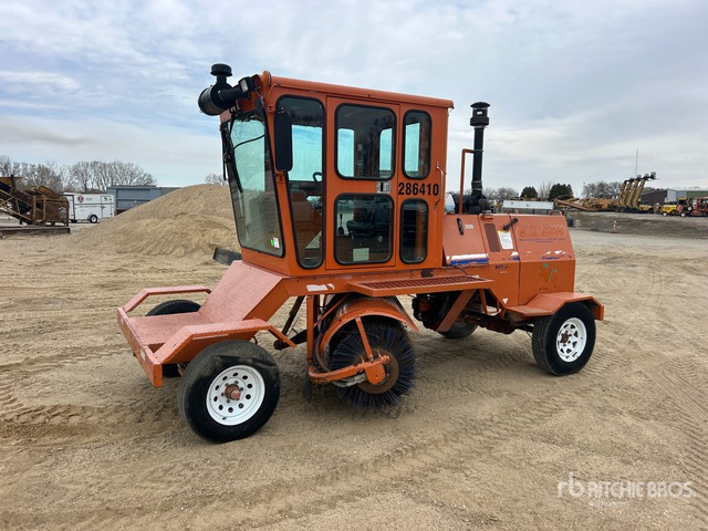 2014 Broce RCT 350 Self-Propelled Broom