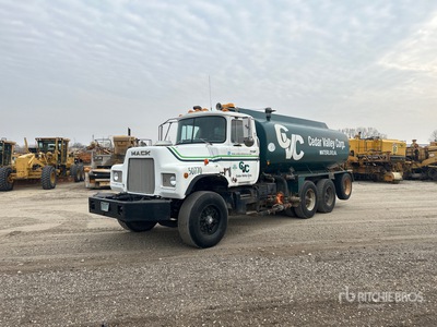 1986 Mack DM686S Camion cisterna de agua