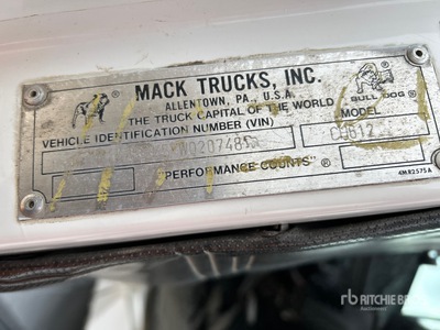 Straight Boom on 2000 Mack CH612 4x2 Camion à plate-forme avec grue