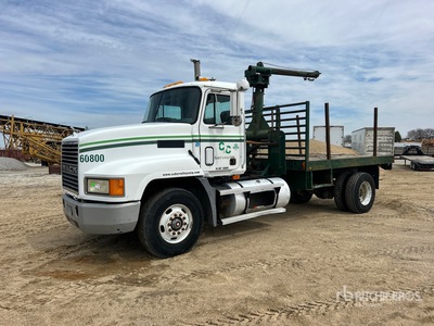 Straight Boom on 2000 Mack CH612 4x2 Camion à plate-forme avec grue