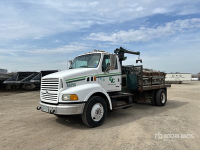 2000 Sterling A9513 4x2 Platte vrachtwagen met kraan