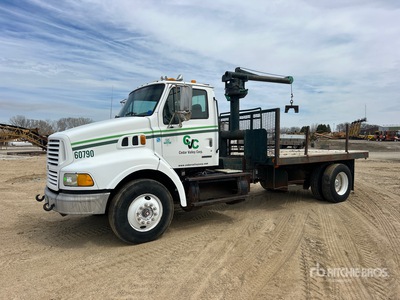 Straight Boom on 2000 Sterling A9513 4x2 Camion à plate-forme avec grue