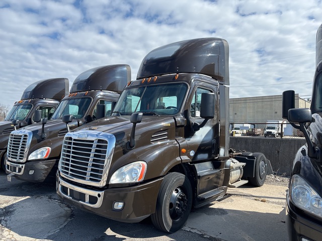 2017 Freightliner Cascadia 113 4x2 S/A Day Cab Truck Tractor