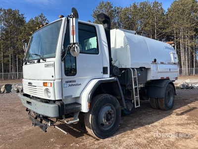 Johnston on 2005 Freightliner FC80 COE كانسة شوارع