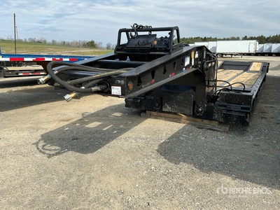 2005 Trail King T/A Hydraulic tail section with hydraulic ramp Lowboy Trailer