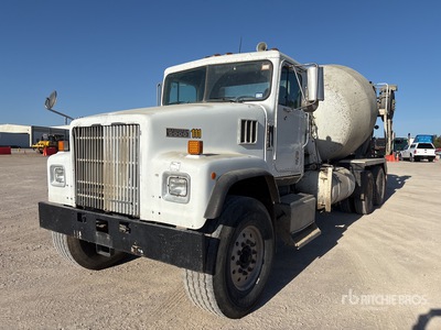 1999 International Paystar 5000 8x4 Mixer Truck