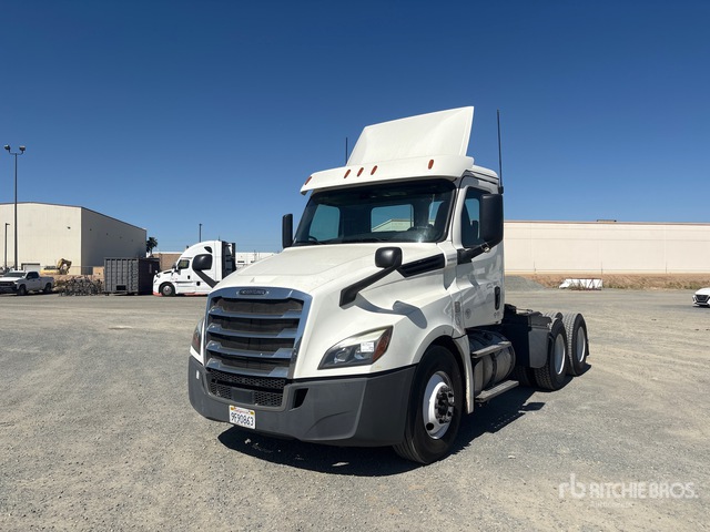 2019 Freightliner Cascadia 126 6x4 T/A Day Cab Truck Tractor
