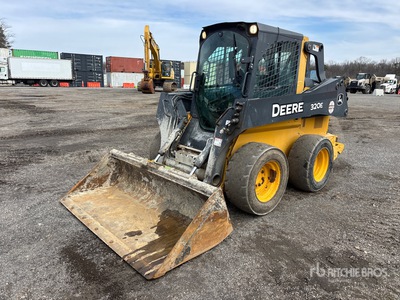 2016 John Deere 320E شاحنة جرافة