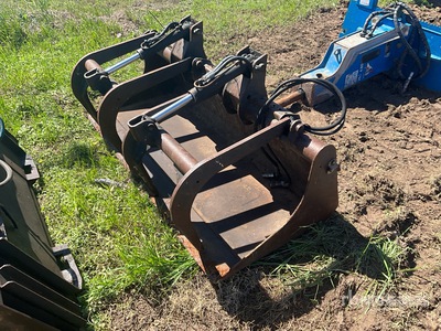 Bobcat 66 in Skid Steer Grapple Bucket