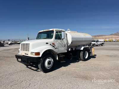 2001 International 4700 2000 gal 4x2 Water Truck