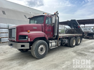 2017 Hiab X-HIDUO 228 E-5 5300 kg Articulated Boom on 1999 International 5000 6x4 Autocarro cassone fisso con gru