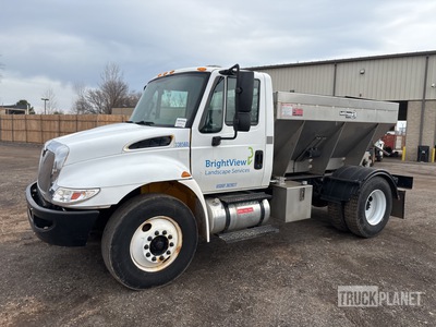 2014 International 4300 4x2 Camion épandeur