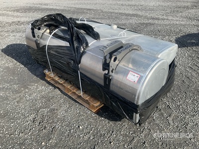 Quantity of (2) Volvo fuel tank Pièces diverses