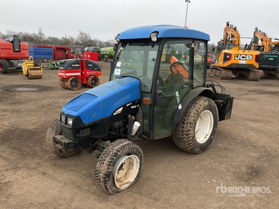 New Holland TCE50 4WD C/W Hedge Cutter tractor utilitario
