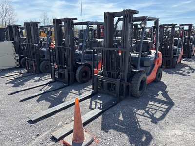 Toyota 8FGU25 4500 lb Pneumatic Tire Chariot Élévateur