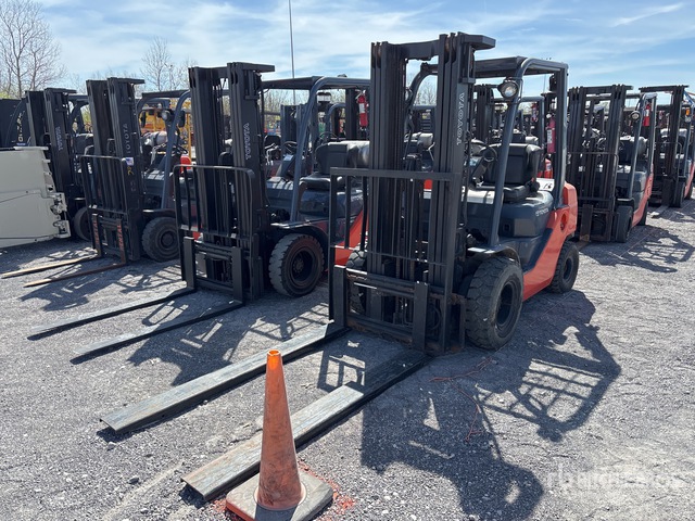 Toyota 8FGU25 4500 lb Pneumatic Tire Forklift