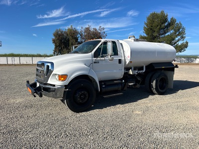2013 Ford F-750 4x2 Camion à eau