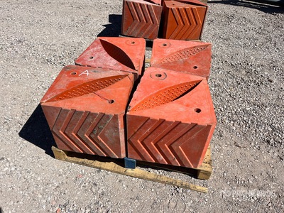 Quantity of (8) Wheel Chocks Varios, tienda, almacen, consumidor
