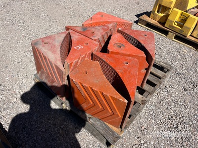 Quantity of (8) Wheel Chocks Varios, tienda, almacen, consumidor