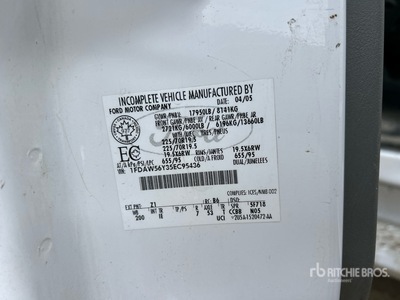 Ford F-550 XL 4x2 Crew Cab Camion à Plateau