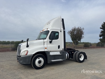 2015 Freightliner Cascadia 125 4x2 Ciągnik siodłowy z kabiną dzienną S/A