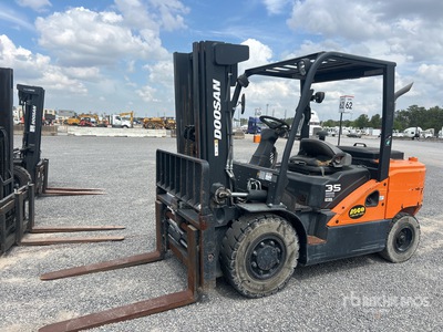 2019 Doosan D35S-9 6950 lb Pneumatic Tire Forklift