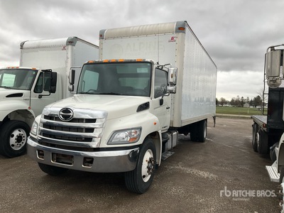 2011 Hino 268 شاحنة فان
