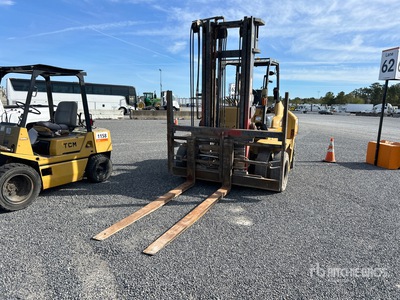 Cat DP70N 13200 lb Pneumatic Tire Heftruck