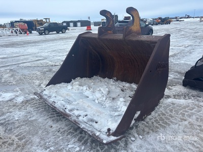 Brandt 72 in Q/C Cleanup Excavator Bucket - Fits John Deere 350