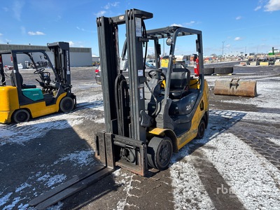 2013 Komatsu FG25ST-12 5000 lb Cushion Tire Carretilla Elevadora