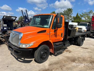 2009 International 4300 4x2 Camion à Plateau