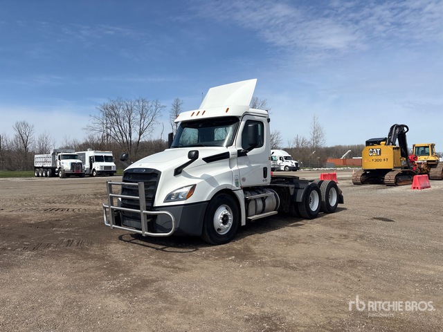 2020 Freightliner Cascadia 126 6x4 T/A Day Cab Truck Tractor