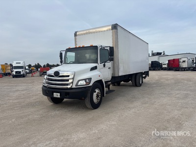 2013 Hino 268 4x2 شاحنة فان