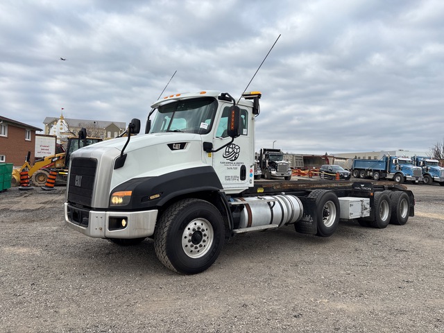 2016 Cat CT660 SBA 8x4 Roll-Off Truck