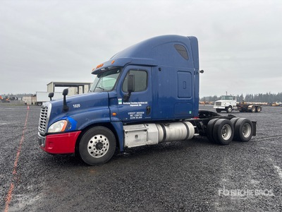 2011 Freightliner Cascadia 6x4 تراكتور شاحنة كابينة النوم (ثنائية المحور)
