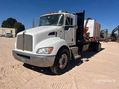 2016 Kenworth T300 4x2 平台トラック