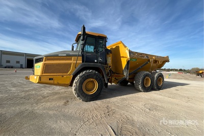 2019 John Deere 260E Tombereau