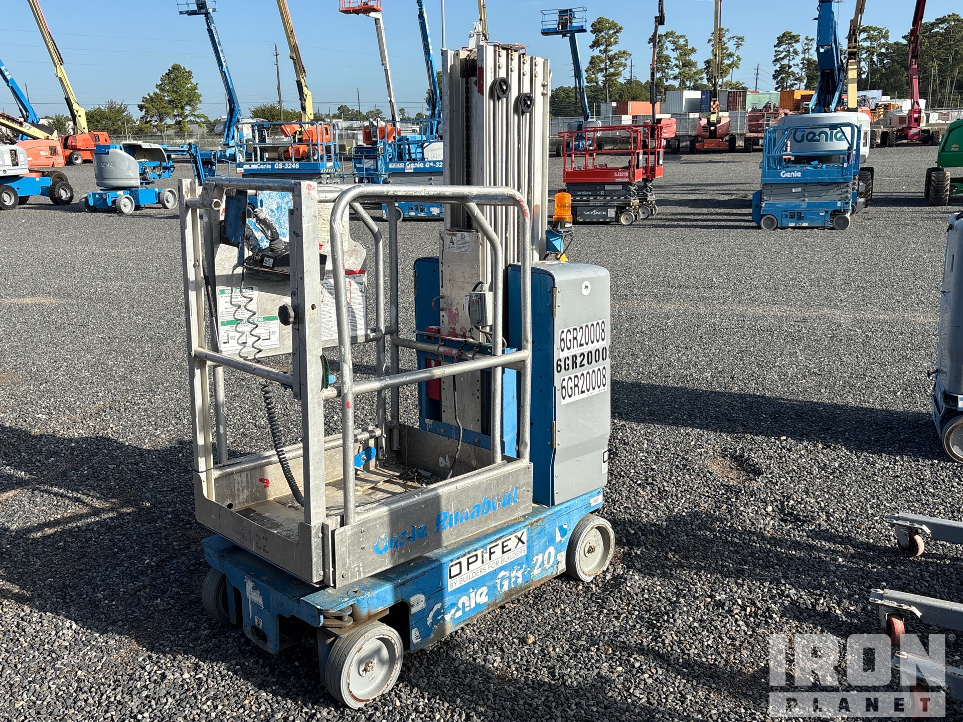 2016 Genie GR-20 Personnel Lifts Elevador vertical (Inoperable)