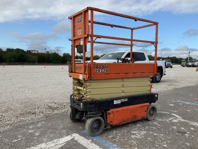2018 JLG 1932R Electric Scissor Lift
