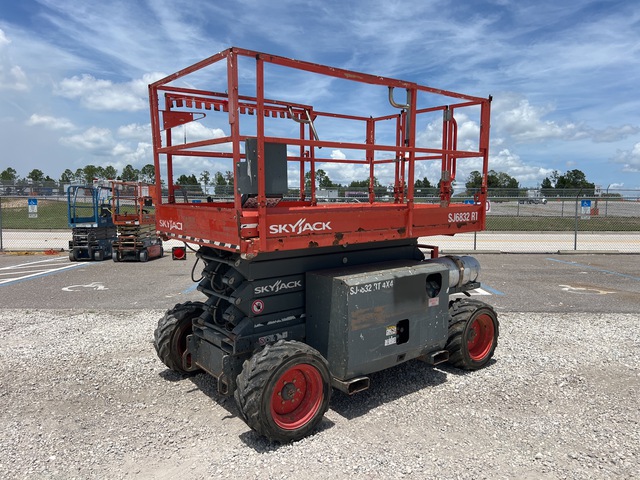 2018 Skyjack SJ6832RT Dual Fuel 4x4 Scissor Lift