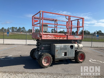 2018 Skyjack SJ6832RT 4x4 Dual Fuel Piattaforma aerea verticale