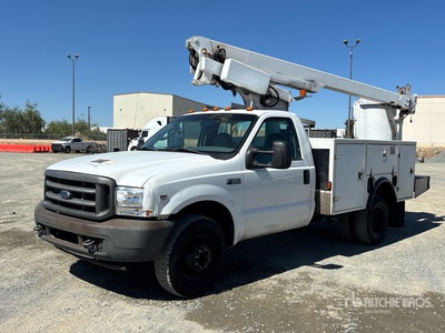 Altec on 2004 Ford F-350 XL 4x2 Camion à godets